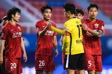 九游娱乐-换了人间！场均不足1分 昔日顶流对决已成互啄局